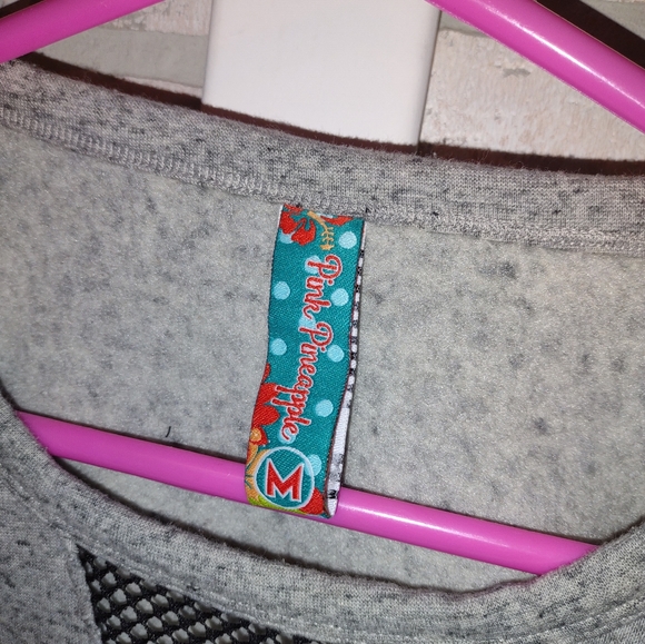 One Love Jamaican crop sweatshirt, medium, FINAL PRICE DROP ๐ง๐ง๐ง๐ง๐ง๐ง - Picture 4 of 6